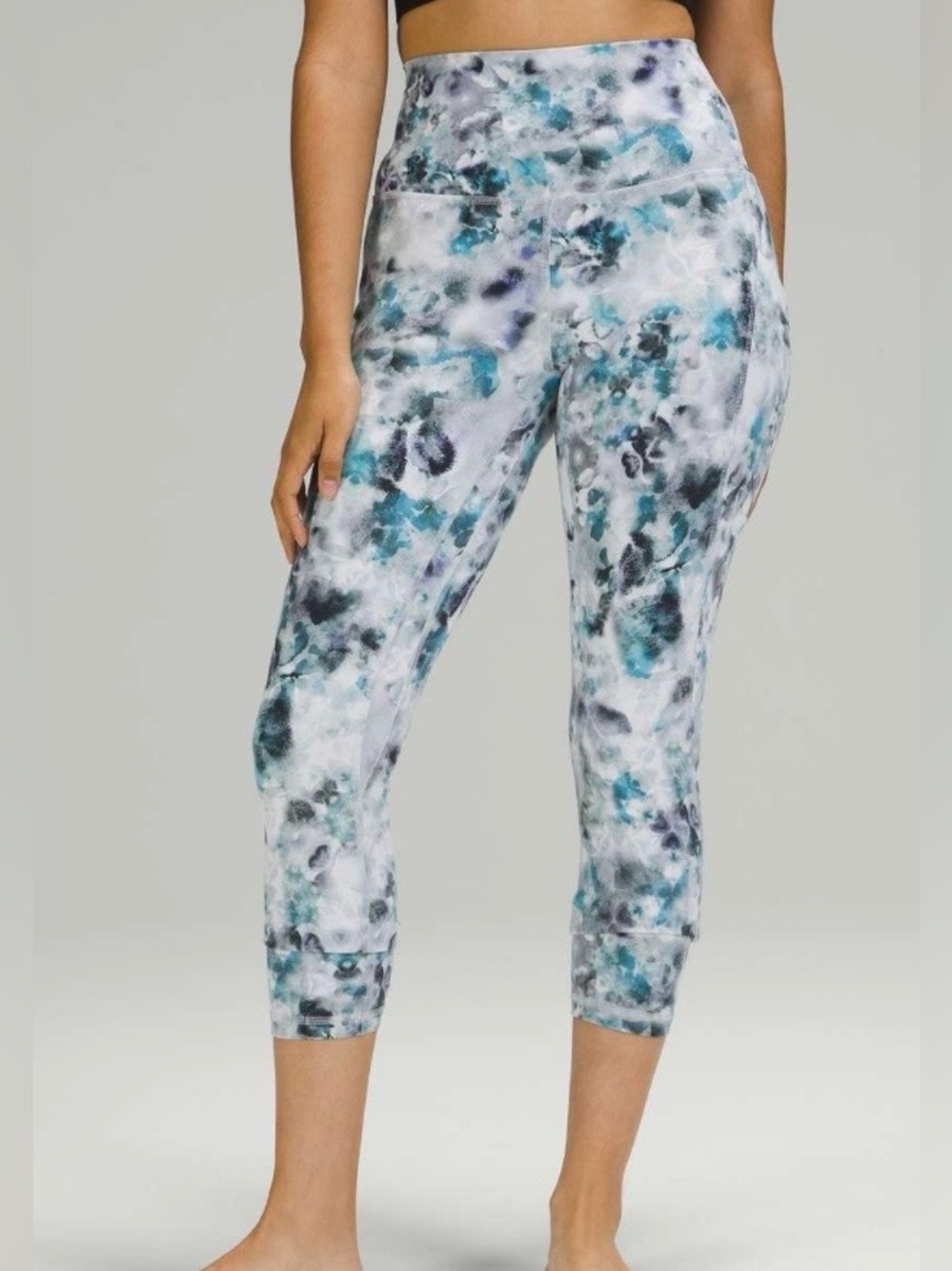 2021-Lululemon Align High Rise Crop 
Kaleidofloral Multi size 2